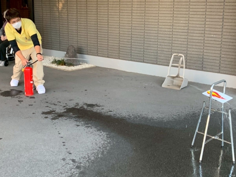 駿東郡長泉町老人ホーム_安心して過ごすために避難行動と水消火器体験