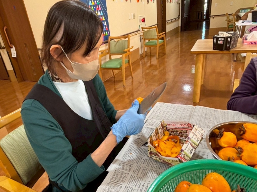 駿東郡長泉町老人ホーム_つくって・食べて・楽しむ！干し柿チャレンジ