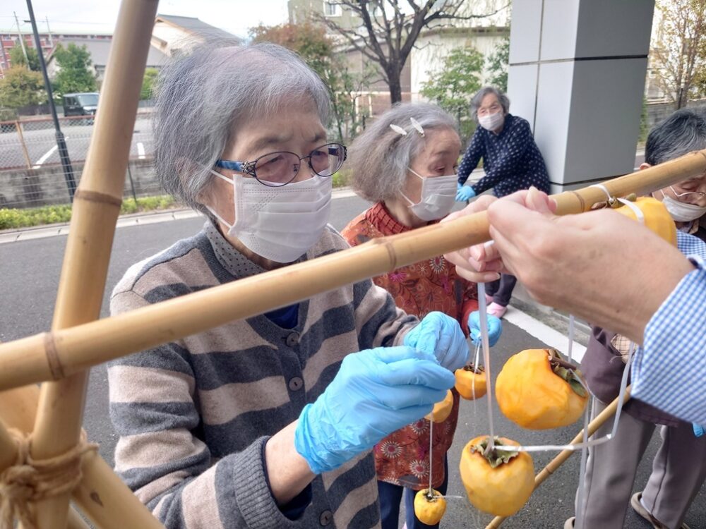 静岡市駿河区老人ホーム_干し柿づくり