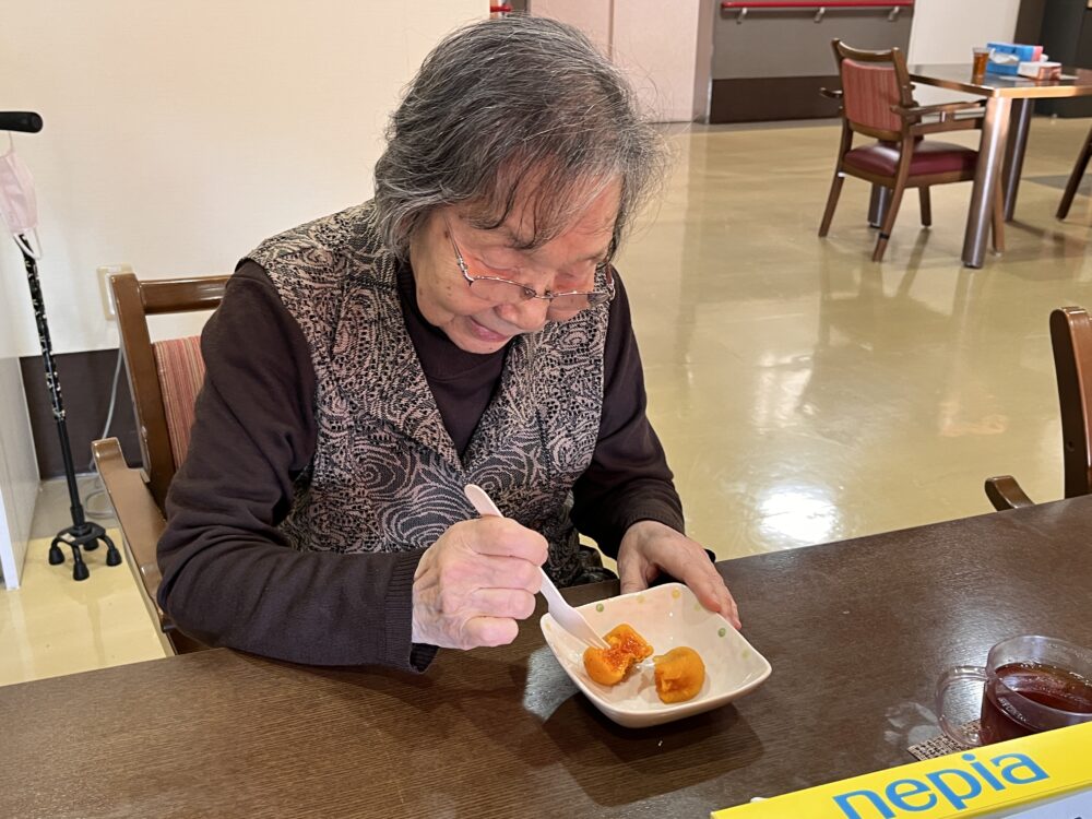 静岡市駿河区老人ホーム_干し柿づくり