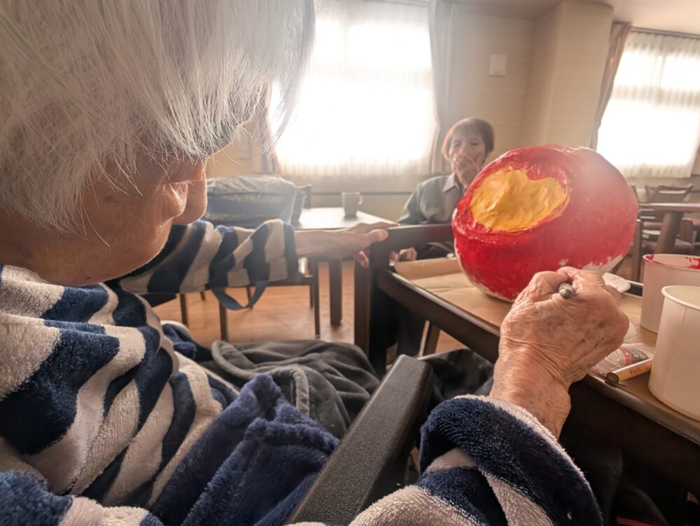 静岡市葵区老人ホーム_無病息災を願い達磨作りをしました