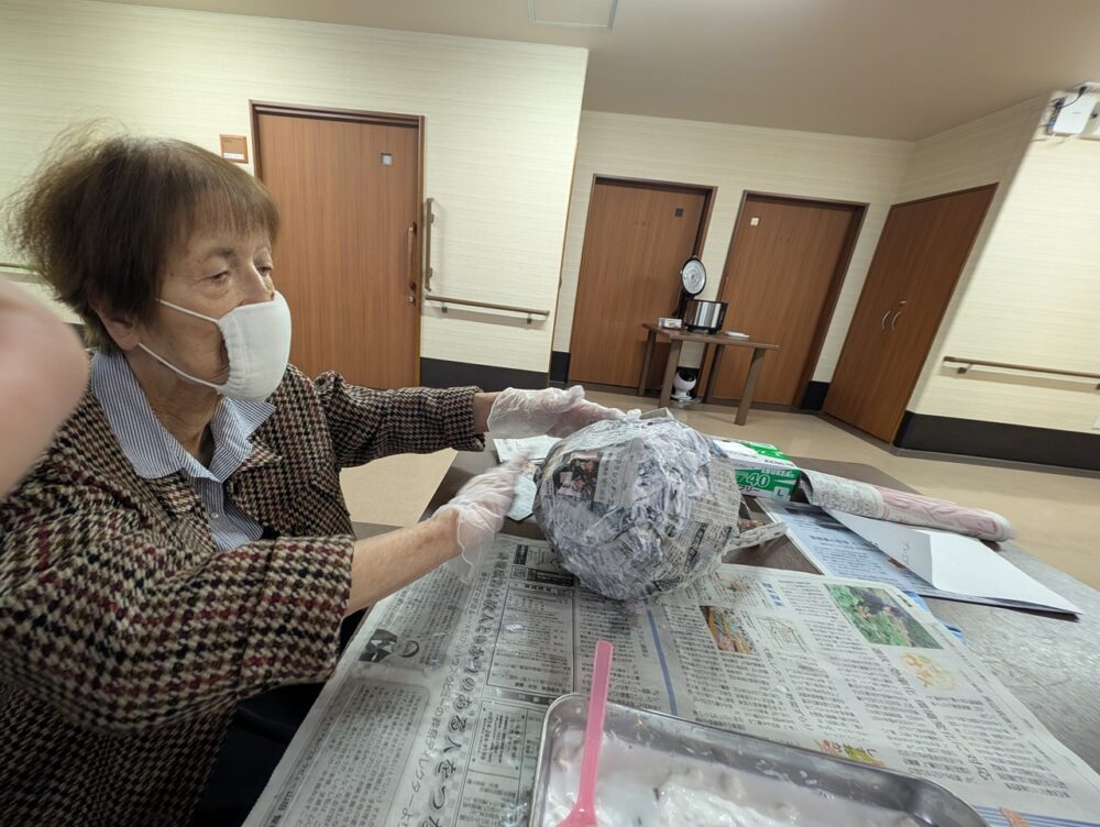 静岡市葵区老人ホーム_無病息災を願い達磨作りをしました