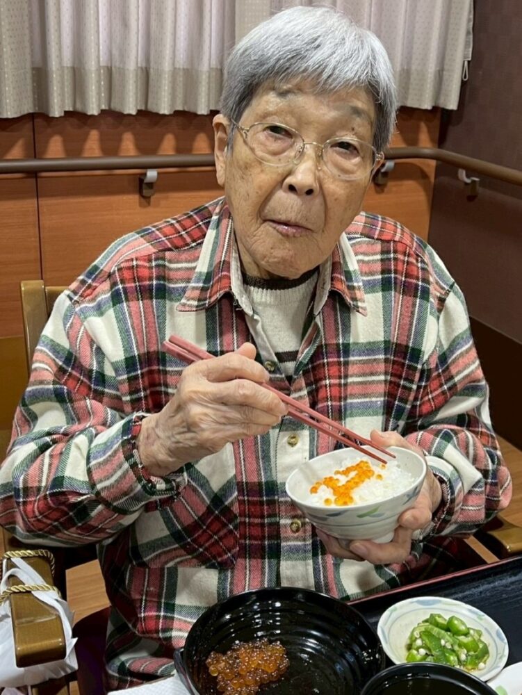 駿東郡長泉町老人ホーム_47都道府県季節のご当地グルメ　（北海道編） ～いくらとサーモンの親子丼風～