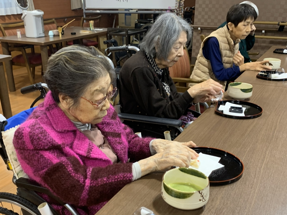駿東郡長泉町老人ホーム_五感で感じるお茶会～正月飾りを楽しむ 新春のお茶会～