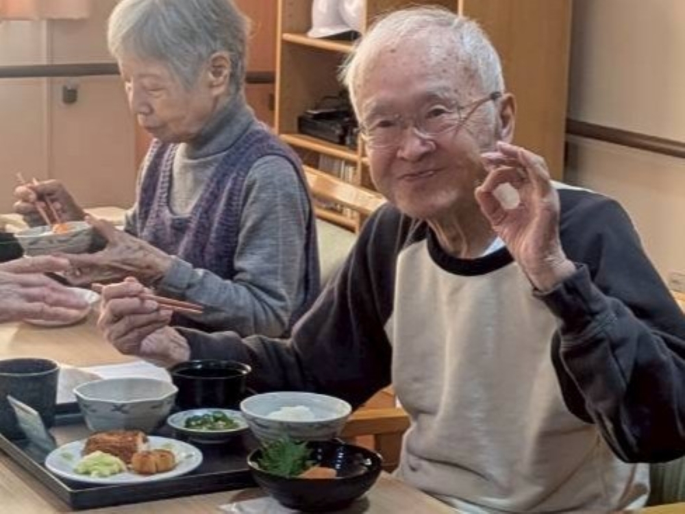 駿東郡長泉町老人ホーム_47都道府県季節のご当地グルメ (北海道編) ~いくらとサーモンの親子丼風~