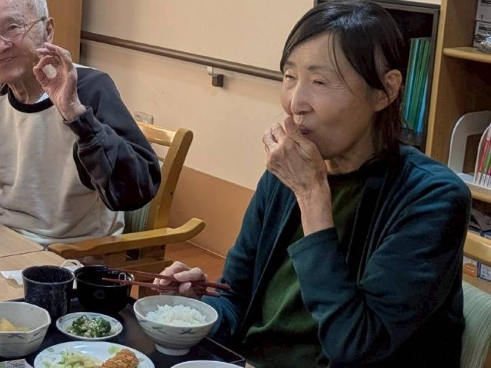 駿東郡長泉町老人ホーム_47都道府県季節のご当地グルメ　（北海道編） ～いくらとサーモンの親子丼風～