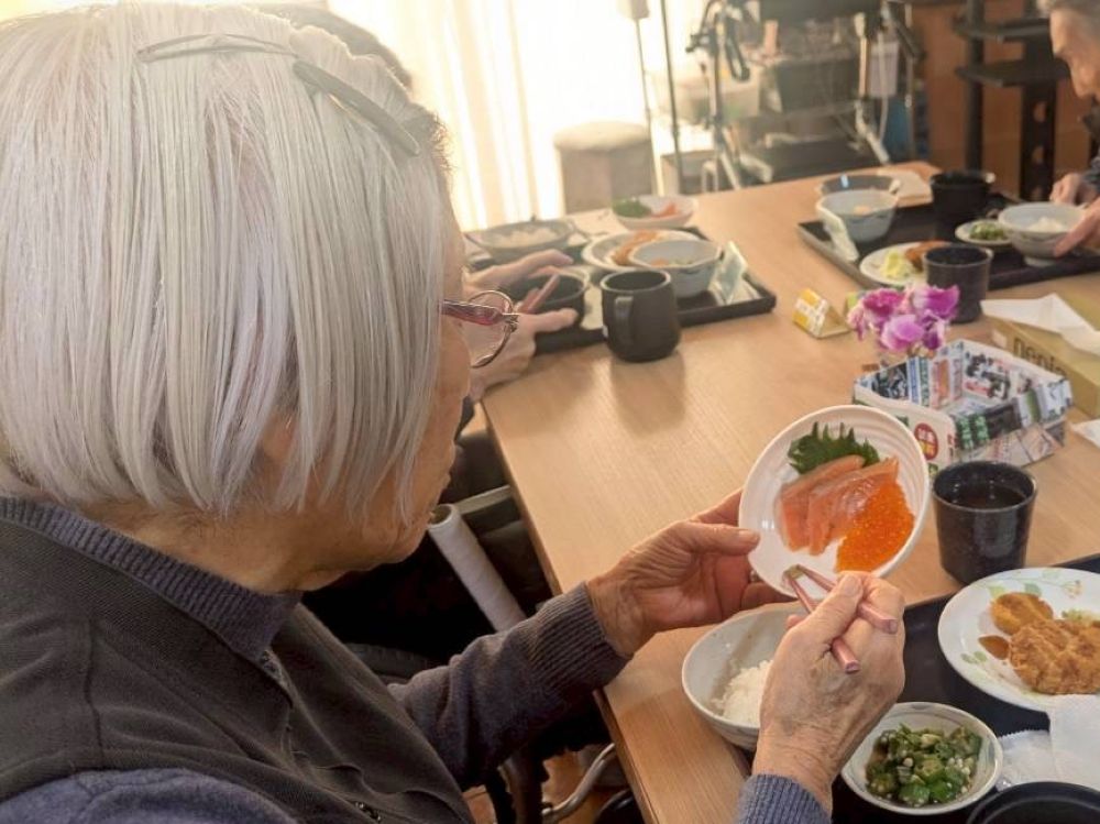 駿東郡長泉町老人ホーム_47都道府県季節のご当地グルメ　（北海道編） ～いくらとサーモンの親子丼風～