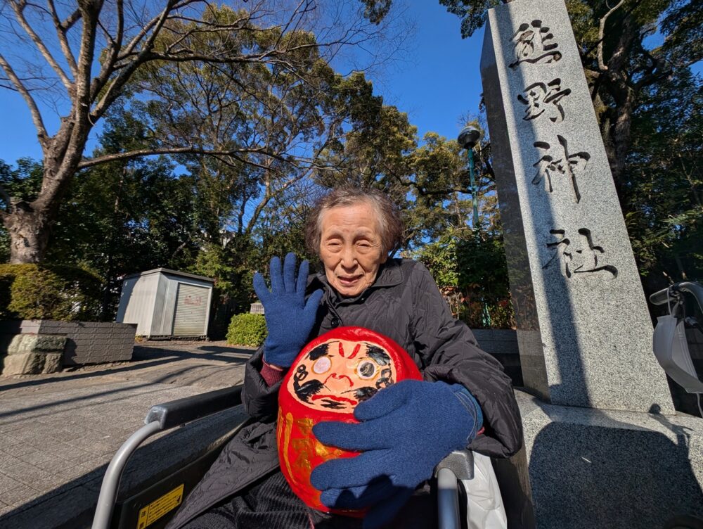 静岡市葵区老人ホーム_無病息災を願い達磨作りをしました