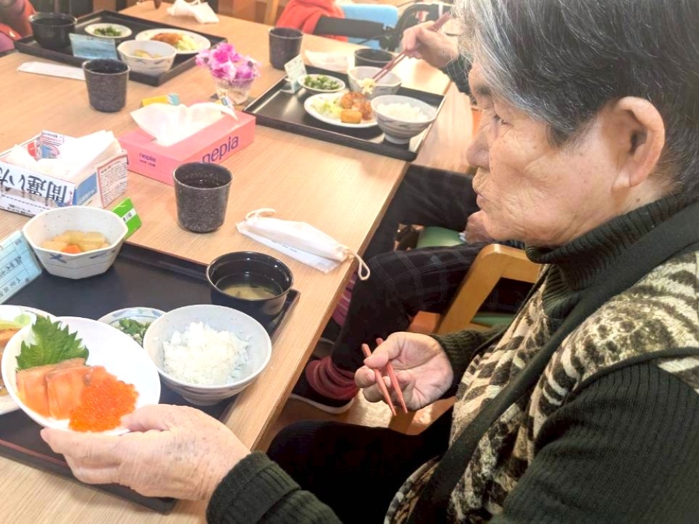 駿東郡長泉町老人ホーム_47都道府県季節のご当地グルメ　（北海道編） ～いくらとサーモンの親子丼風～