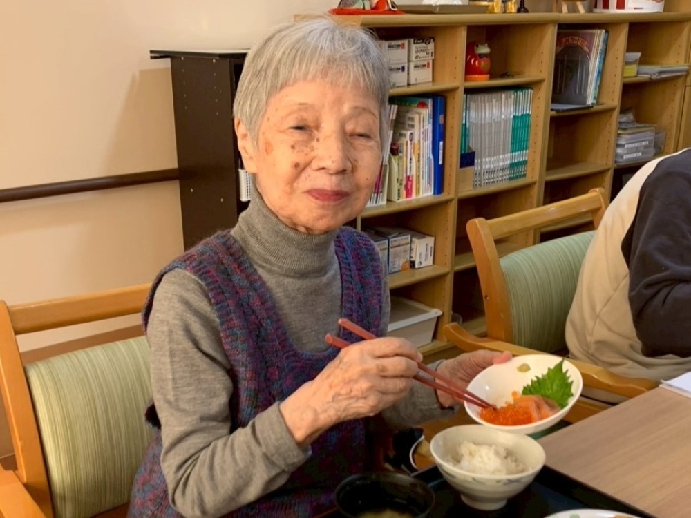 駿東郡長泉町老人ホーム_47都道府県季節のご当地グルメ　（北海道編） ～いくらとサーモンの親子丼風～