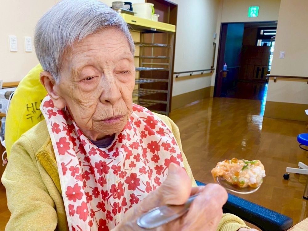 駿東郡長泉町老人ホーム_47都道府県季節のご当地グルメ　（北海道編） ～いくらとサーモンの親子丼風～