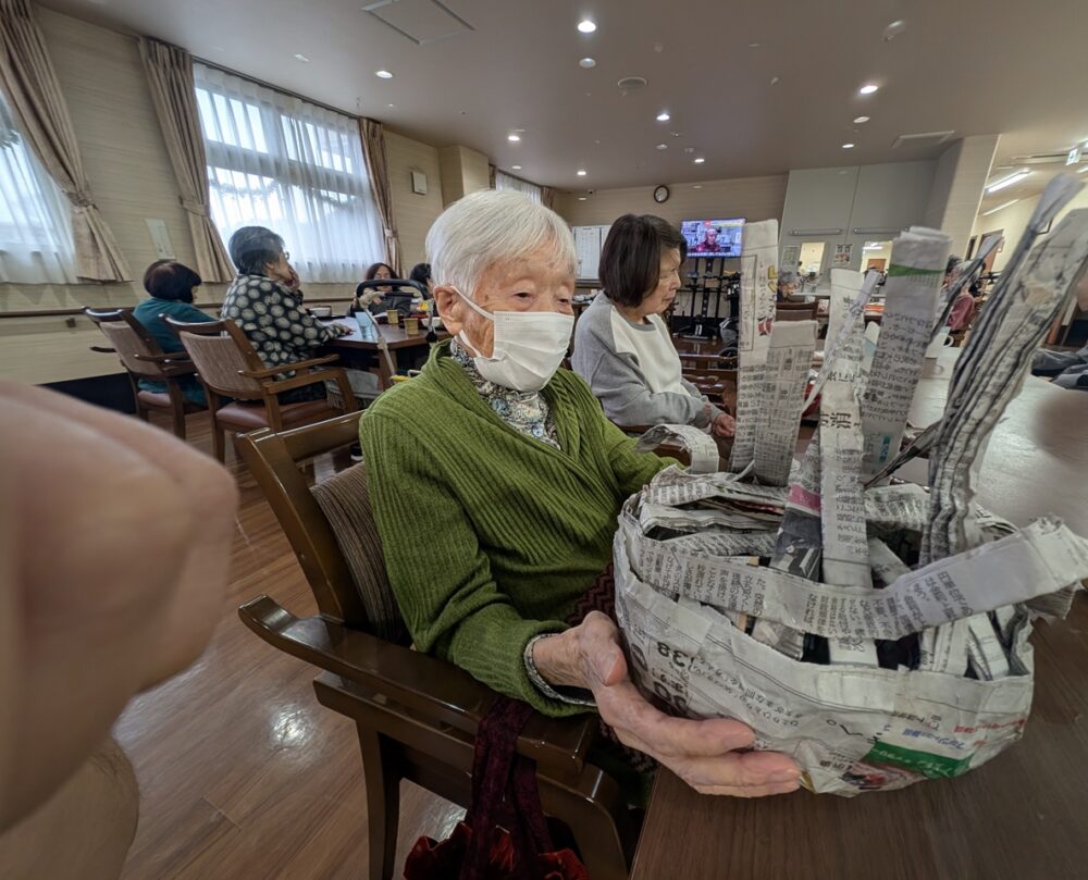 静岡市葵区老人ホーム_無病息災を願い達磨作りをしました