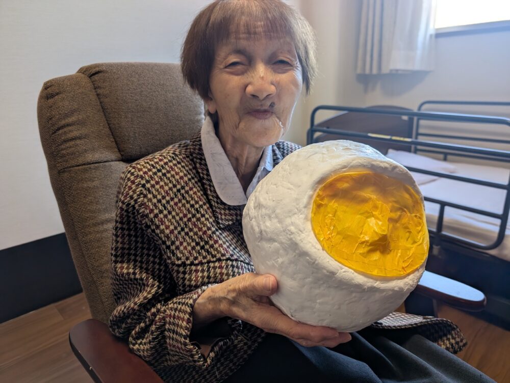 静岡市葵区老人ホーム_無病息災を願い達磨作りをしました