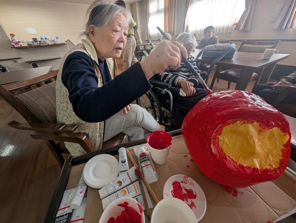 静岡市葵区老人ホーム_無病息災を願い達磨作りをしました