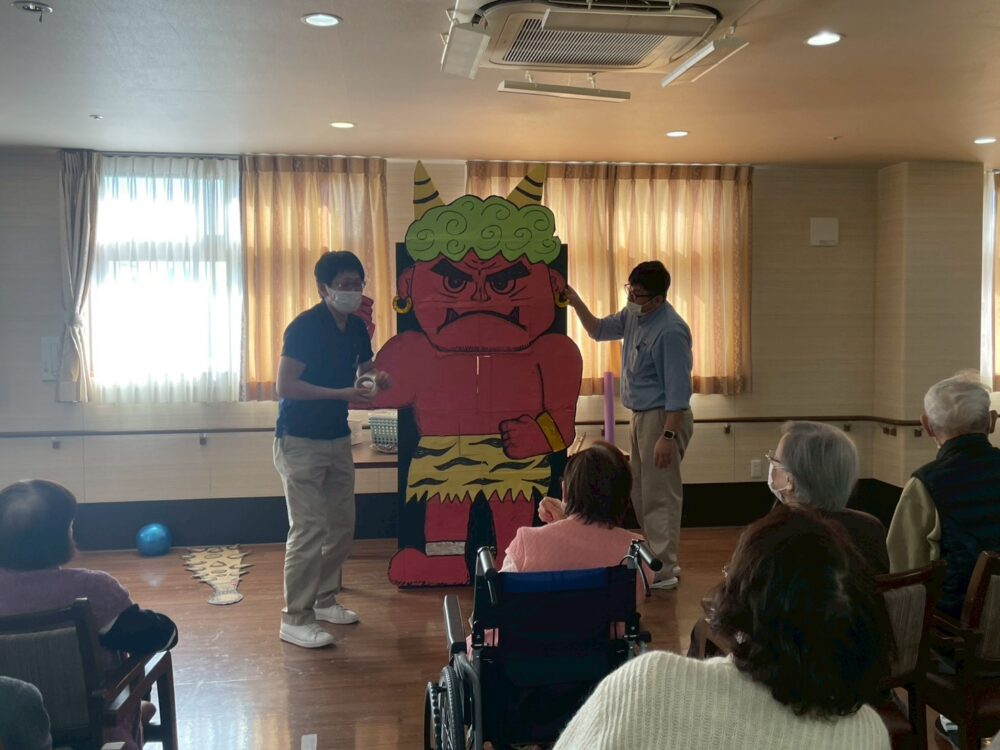静岡市老人ホーム_2m40cm巨大鬼　節分豆まき大会