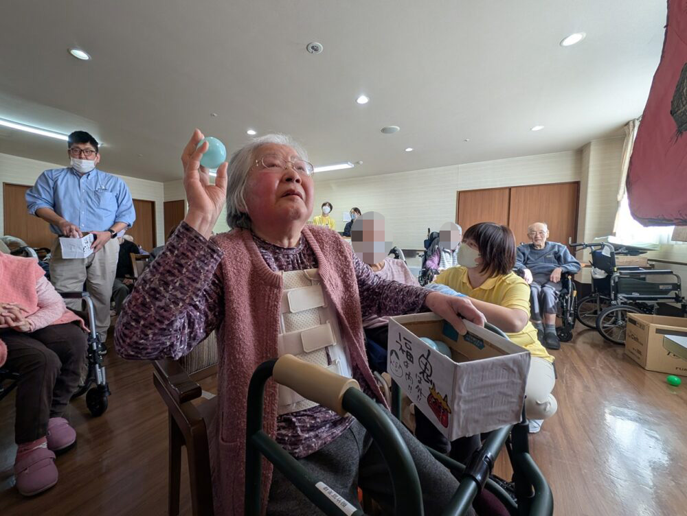 静岡市老人ホーム_2m40cm巨大鬼　節分豆まき大会