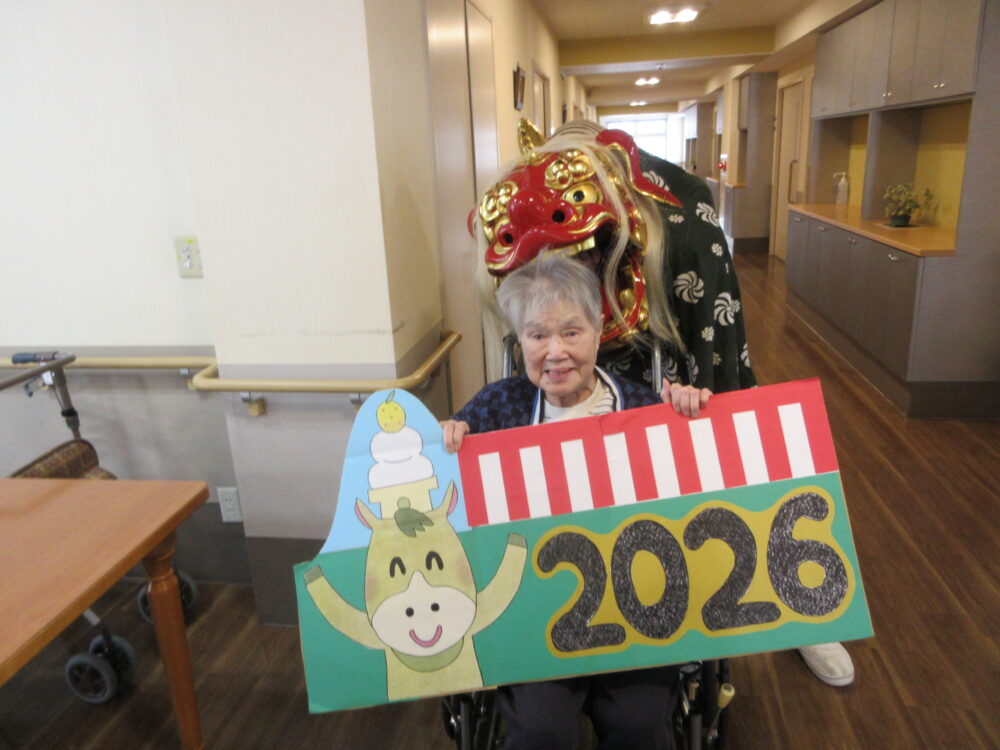 静岡市葵区老人ホーム_獅子舞来訪！笑顔と一緒に福を呼ぼう