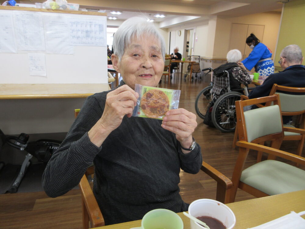 静岡市葵区老人ホーム_獅子舞来訪！笑顔と一緒に福を呼ぼう