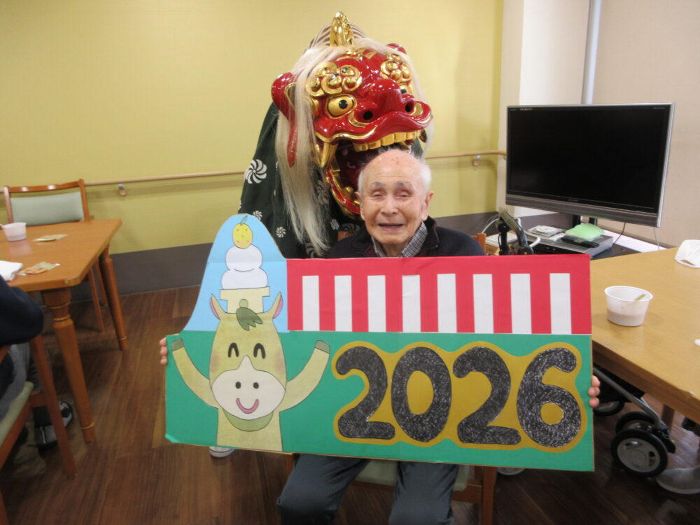 静岡市葵区老人ホーム_獅子舞来訪！笑顔と一緒に福を呼ぼう