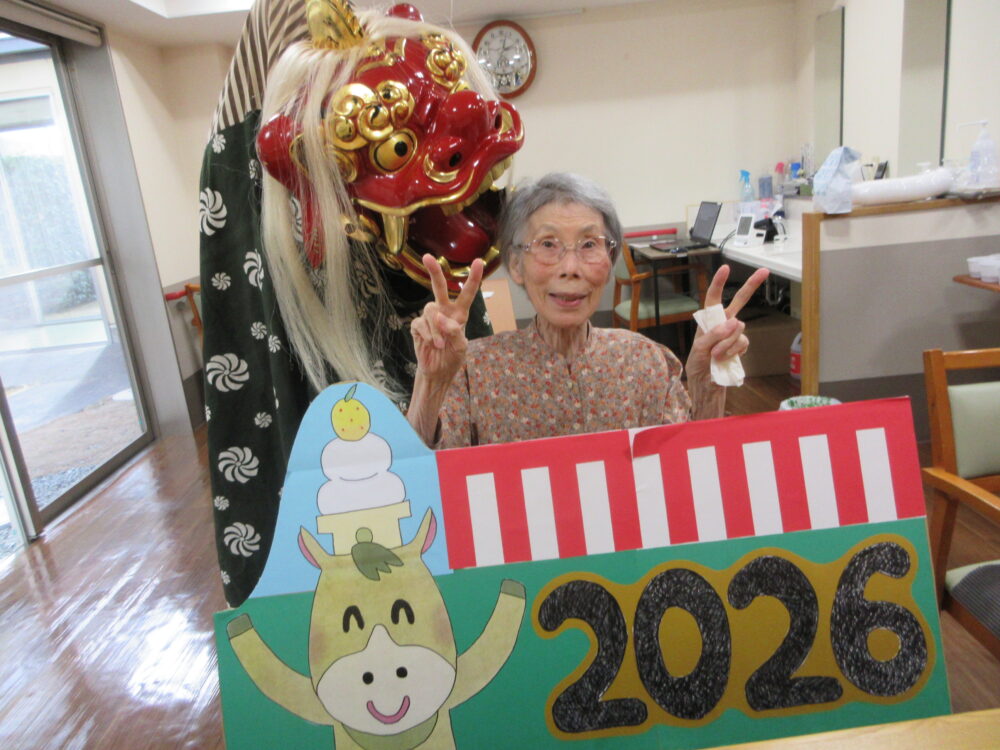 静岡市葵区老人ホーム_獅子舞来訪！笑顔と一緒に福を呼ぼう