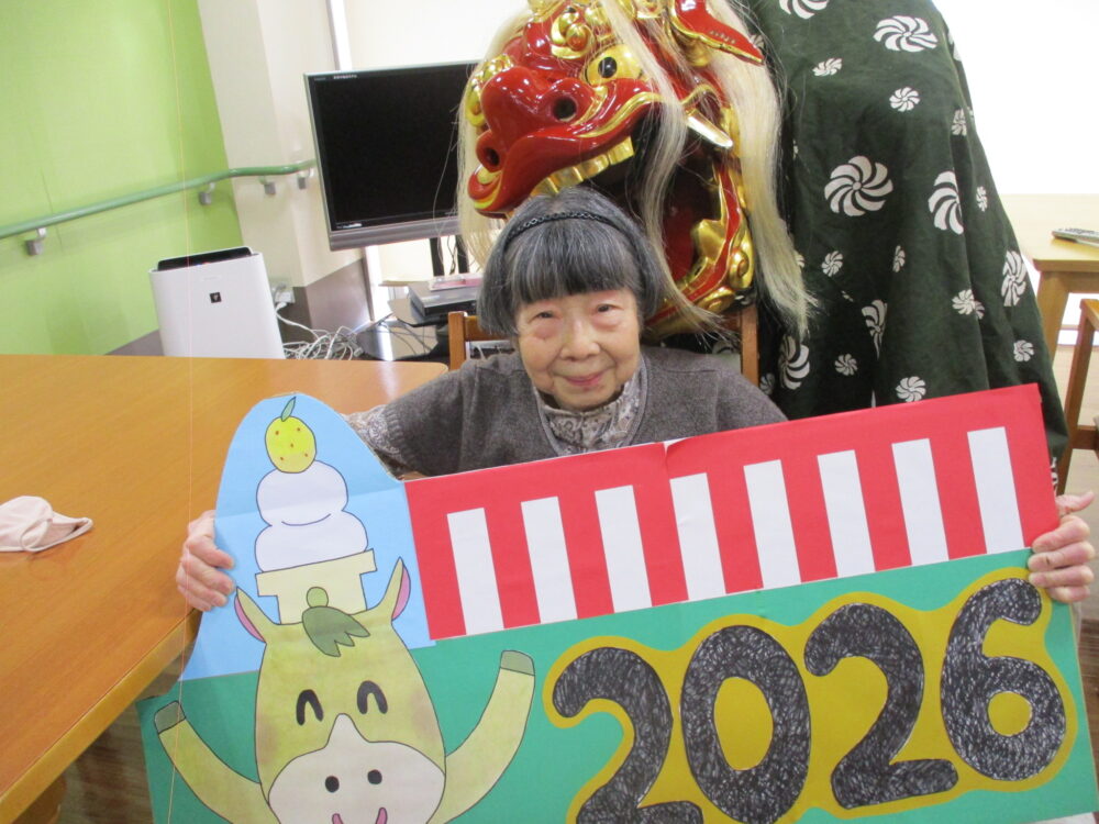 静岡市葵区老人ホーム_獅子舞来訪！笑顔と一緒に福を呼ぼう