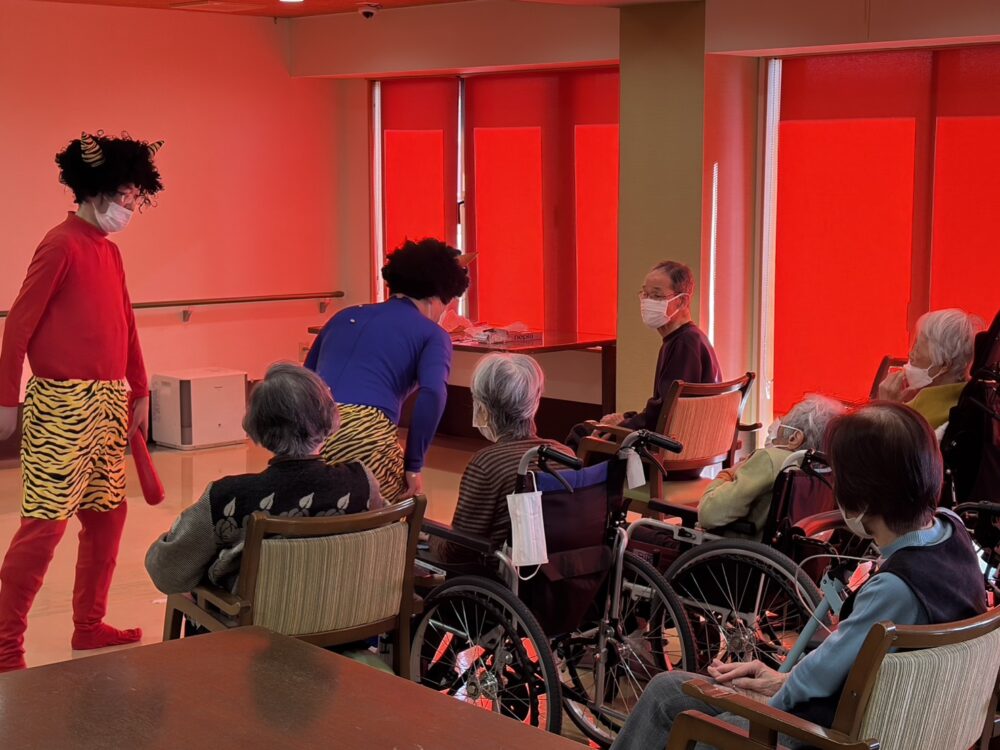 静岡市駿河区老人ホーム_鬼(病)を吹き飛ばす節分レク