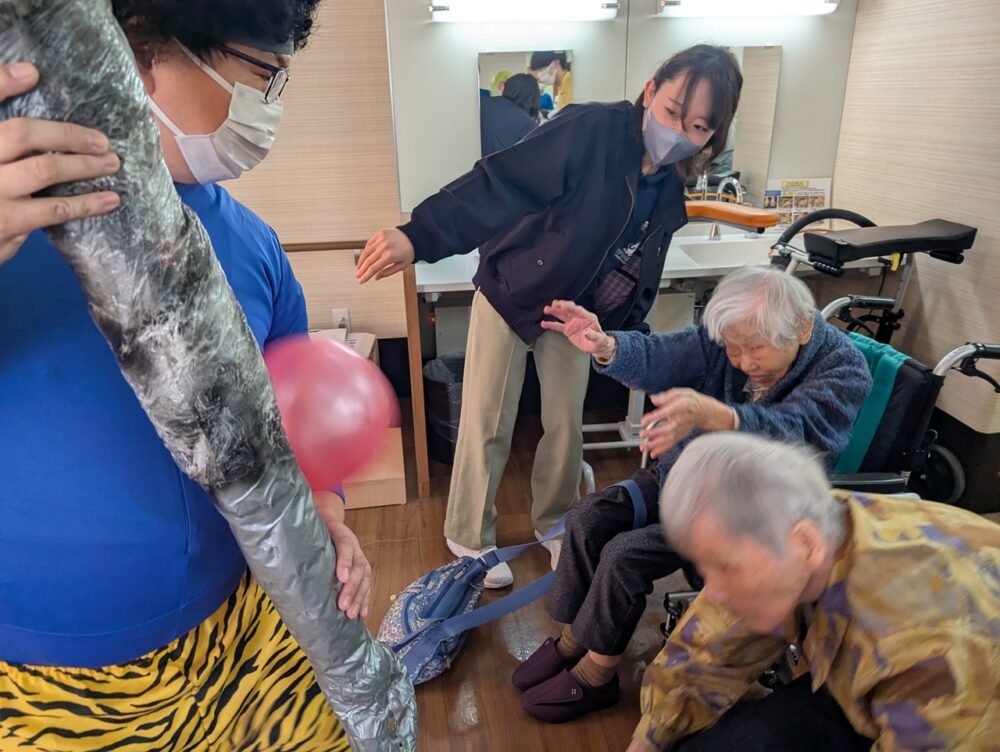 静岡市老人ホーム_2m40cm巨大鬼　節分豆まき大会