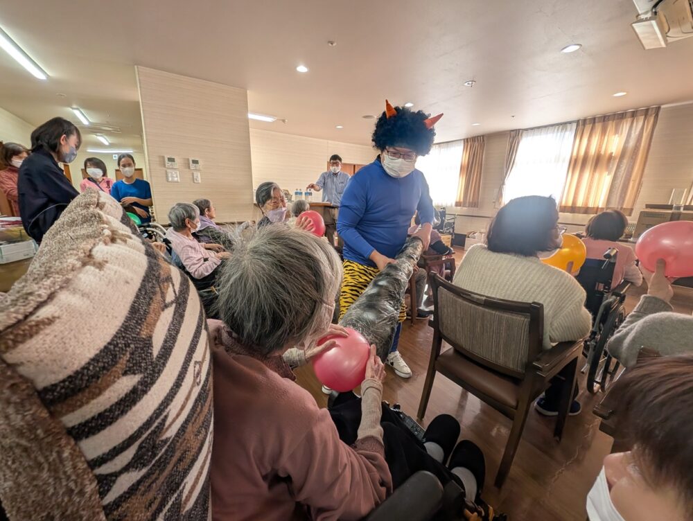 静岡市老人ホーム_2m40cm巨大鬼　節分豆まき大会