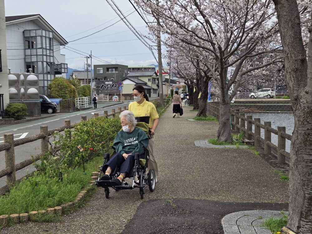 静岡市駿河区老人ホーム_笑顔満開お花見