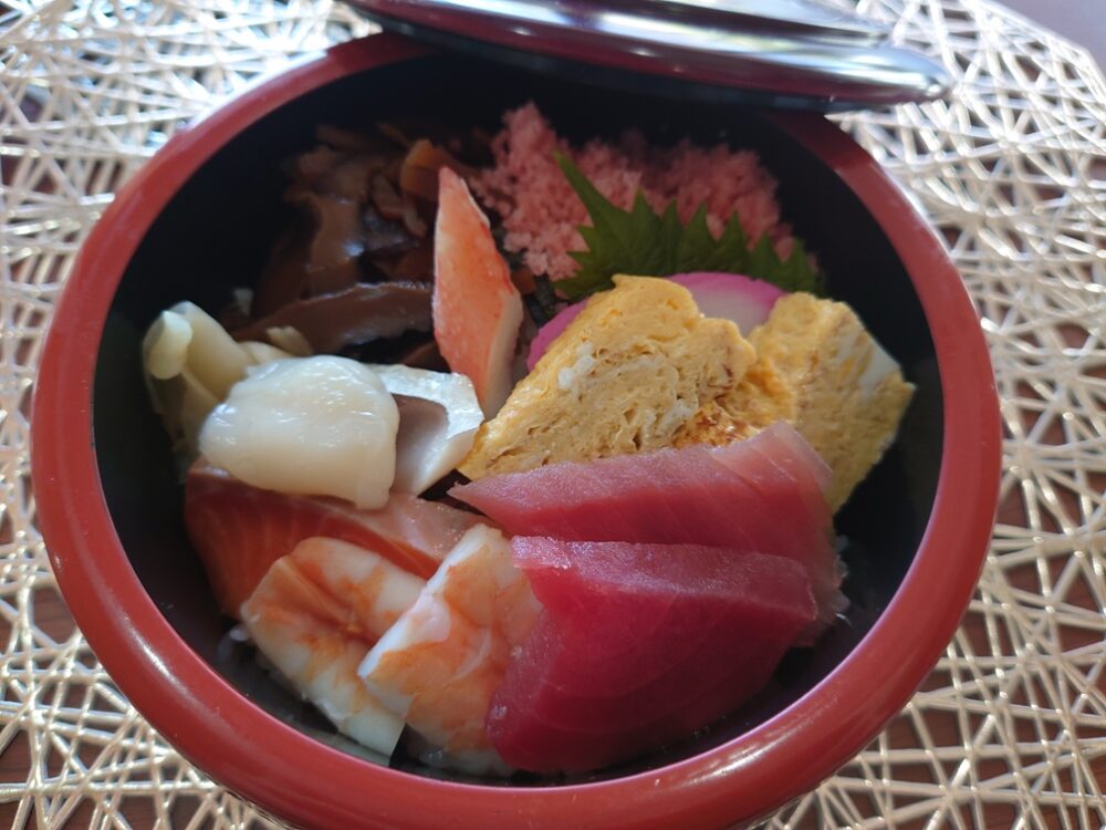 静岡市駿河区老人ホーム_「花水木ランチ」ちらし寿司