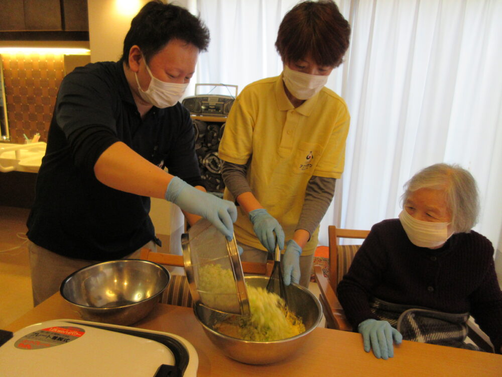 静岡市葵区老人ホーム_リハネクストクラブ活動「やってみよう会　お好み焼き作り」
