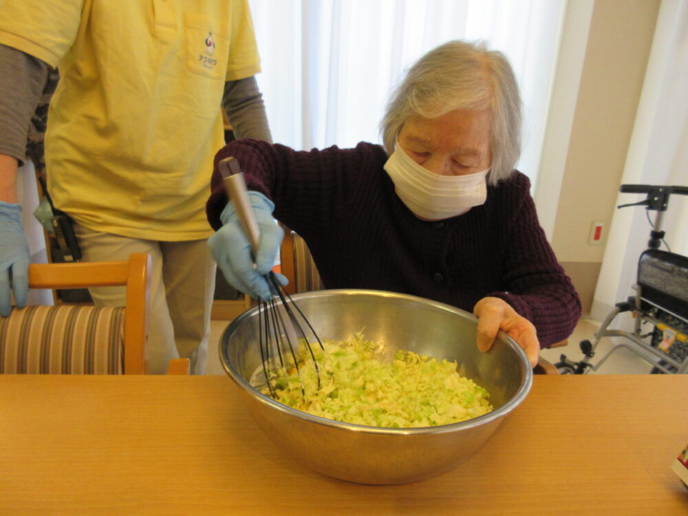 静岡市葵区老人ホーム_リハネクストクラブ活動「やってみよう会　お好み焼き作り」