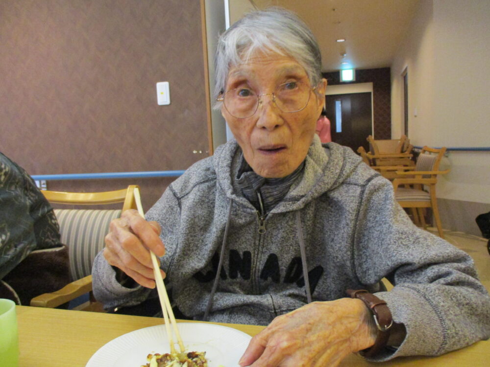 静岡市葵区老人ホーム_リハネクストクラブ活動「やってみよう会　お好み焼き作り」