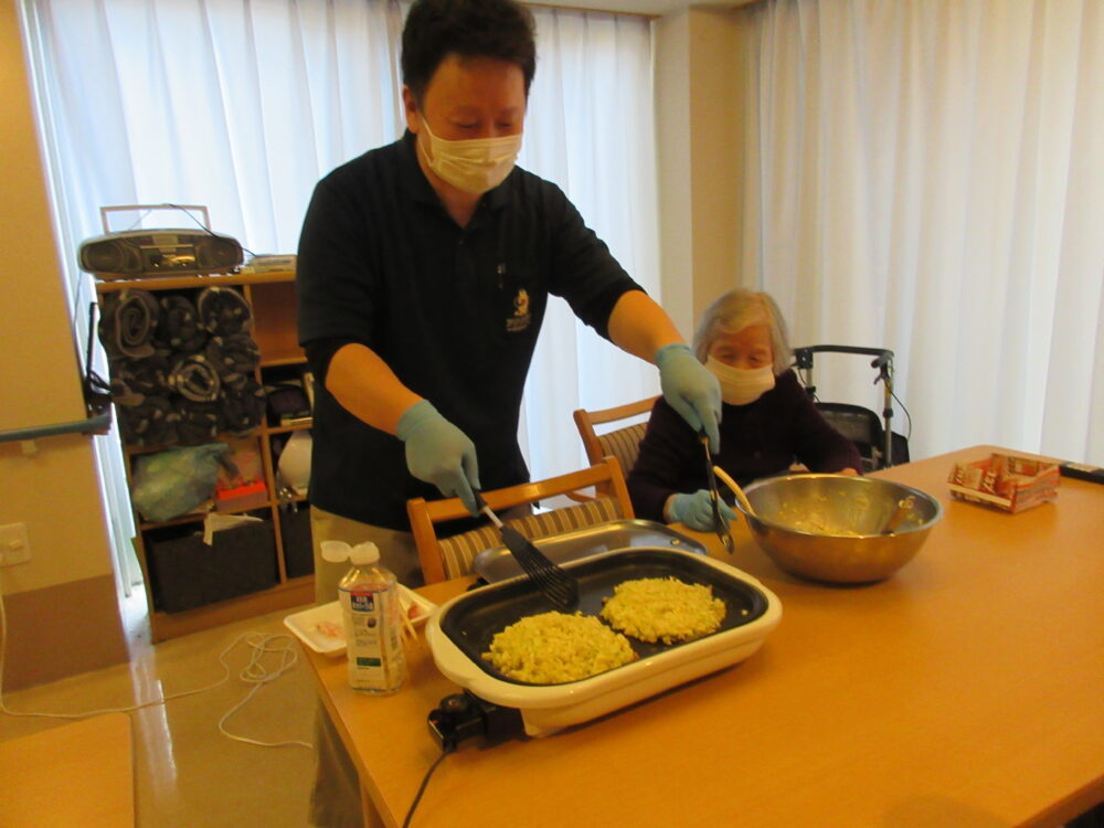 静岡市葵区老人ホーム_リハネクストクラブ活動「やってみよう会　お好み焼き作り」