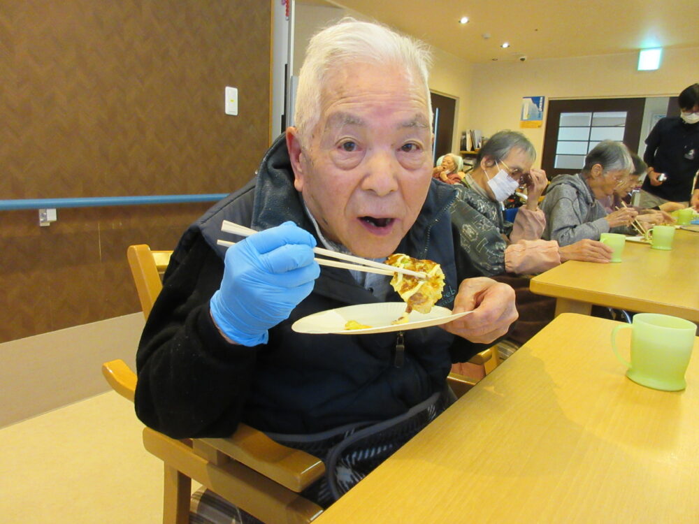 静岡市葵区老人ホーム_リハネクストクラブ活動「やってみよう会　お好み焼き作り」