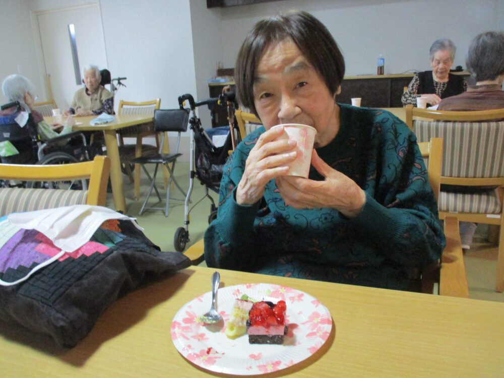 静岡市葵区老人ホーム_春のケーキバイキング