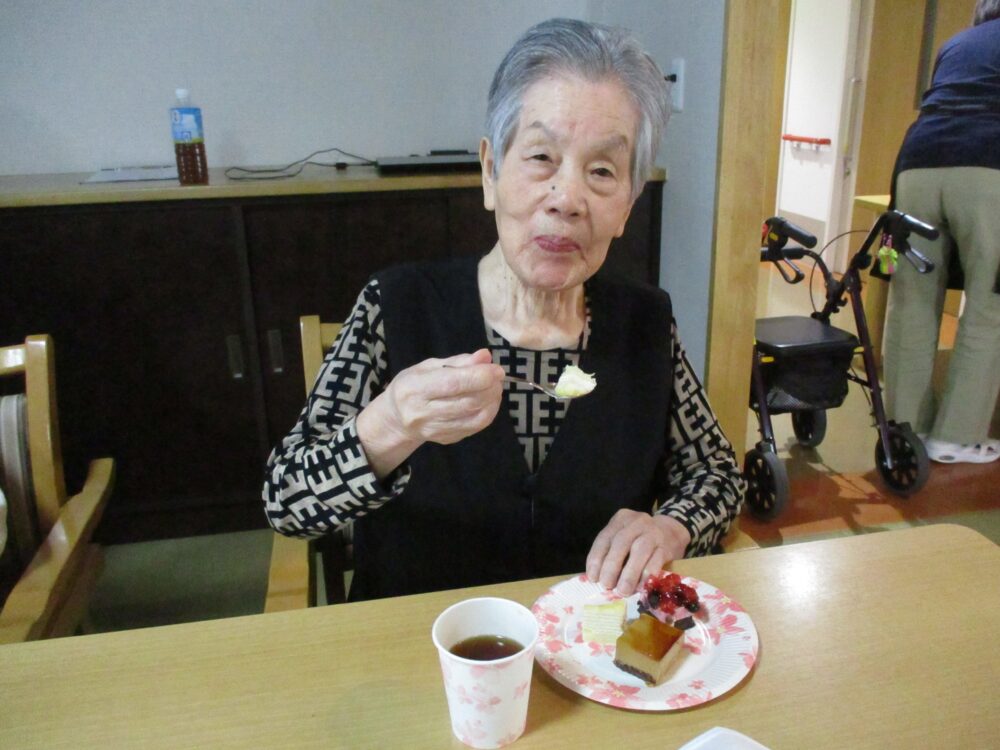 静岡市葵区老人ホーム_春のケーキバイキング