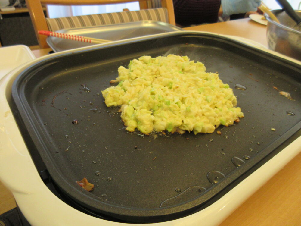 静岡市葵区老人ホーム_リハネクストクラブ活動「やってみよう会　お好み焼き作り」