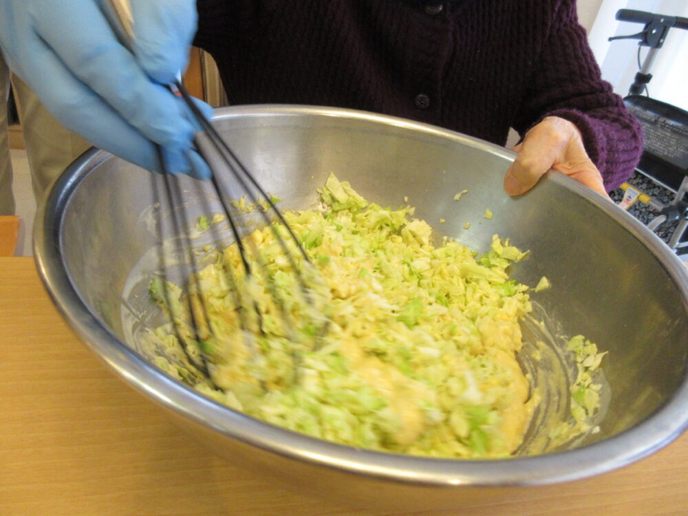 静岡市葵区老人ホーム_リハネクストクラブ活動「やってみよう会　お好み焼き作り」