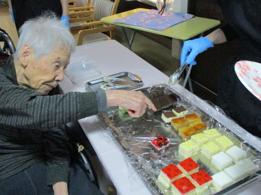 静岡市葵区老人ホーム_春のケーキバイキング