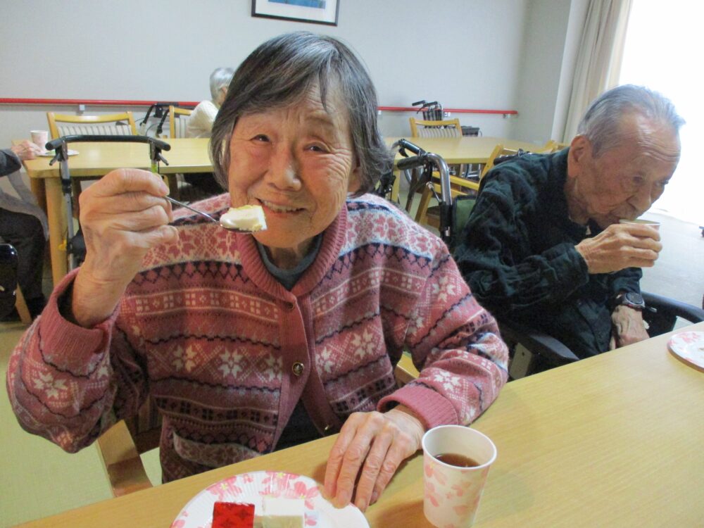 静岡市葵区老人ホーム_春のケーキバイキング