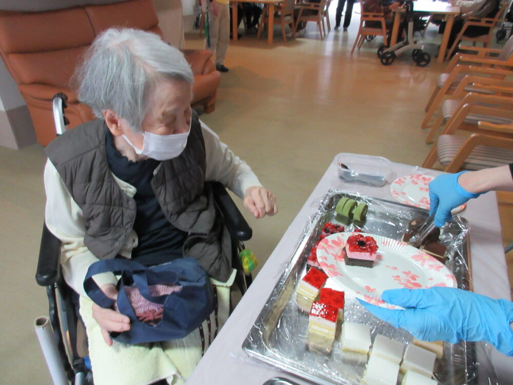 静岡市葵区老人ホーム_春のケーキバイキング