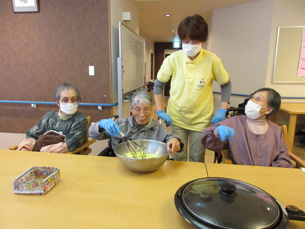 静岡市葵区老人ホーム_リハネクストクラブ活動「やってみよう会　お好み焼き作り」