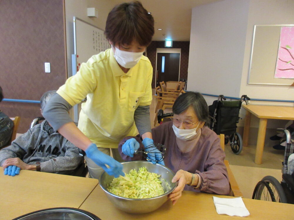 静岡市葵区老人ホーム_リハネクストクラブ活動「やってみよう会　お好み焼き作り」