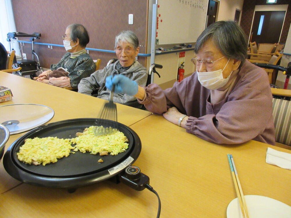 静岡市葵区老人ホーム_リハネクストクラブ活動「やってみよう会　お好み焼き作り」