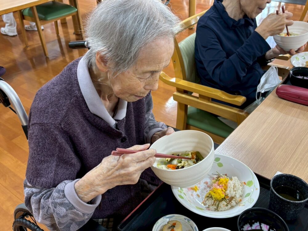 駿東郡長泉町老人ホーム_食事イベント　～水餃子の彩り中華スープ～