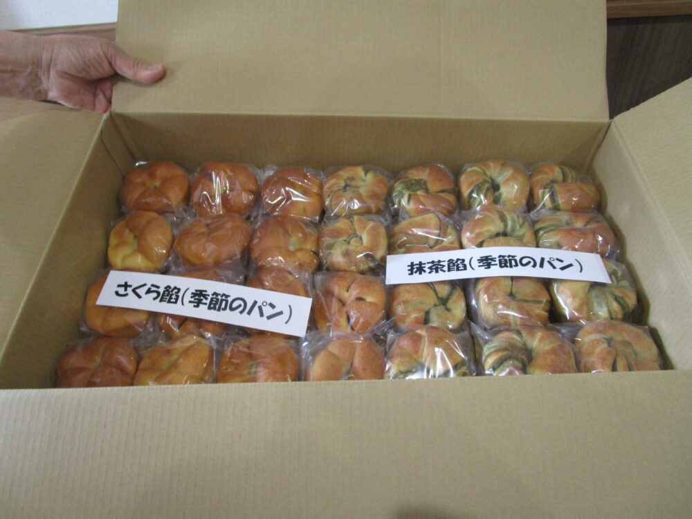 藤枝市老人ホーム_おやつに焼きたてのパンが届きます