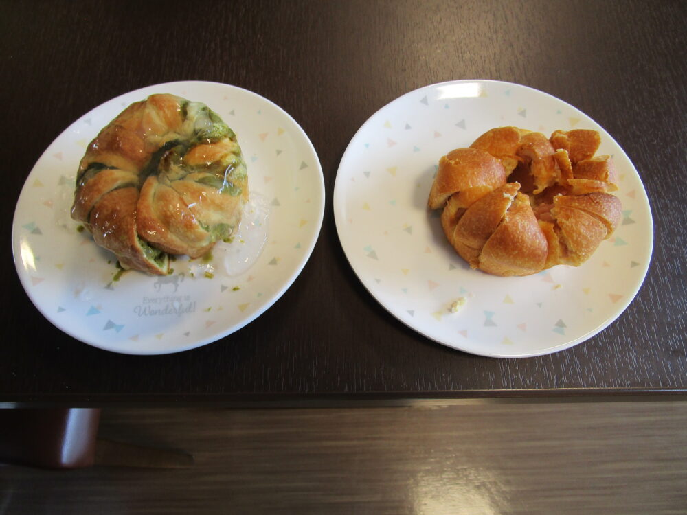 藤枝市老人ホーム_おやつに焼きたてのパンが届きます