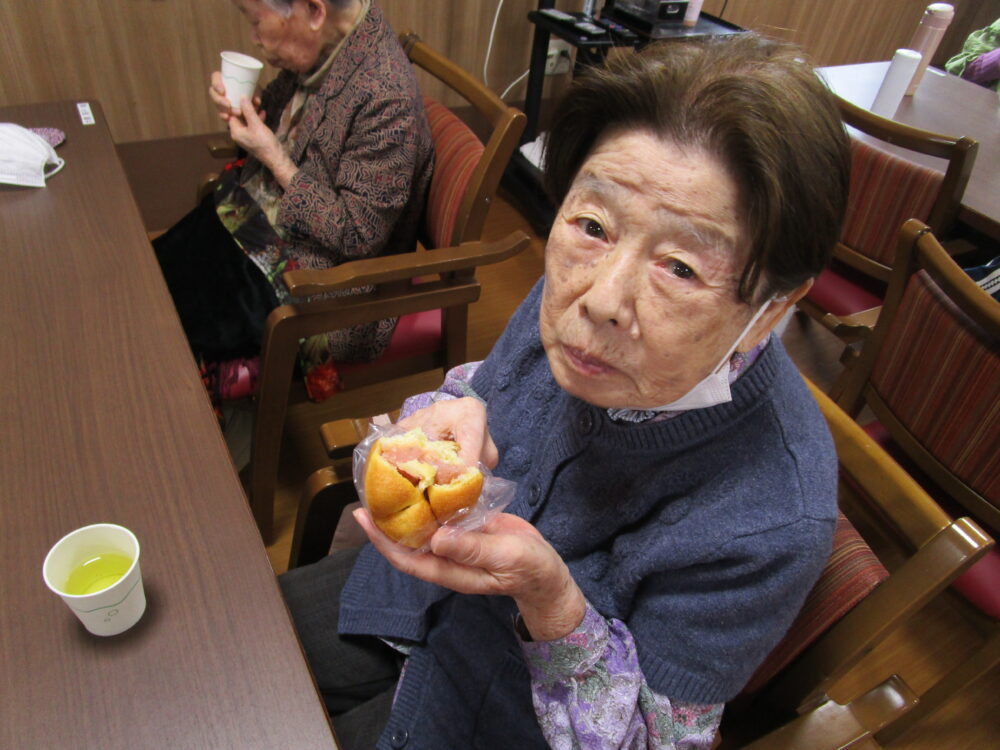 藤枝市老人ホーム_おやつに焼きたてのパンが届きます