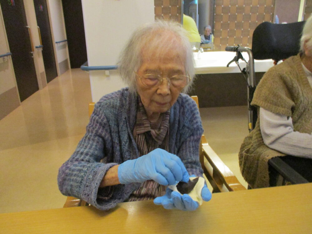 静岡市葵区老人ホーム_おやつレク「梅ヶ枝餅作り」